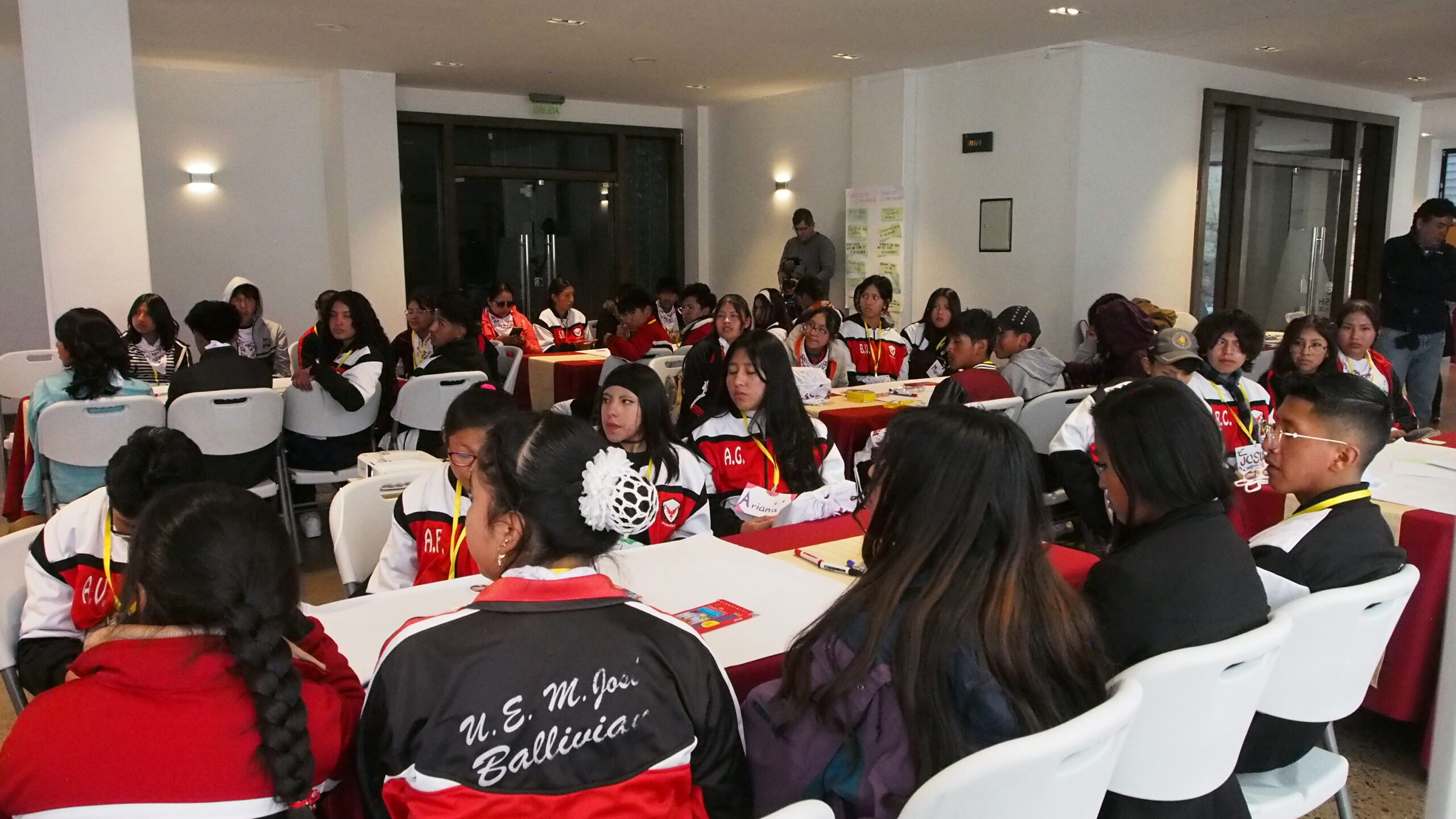 Microtalleres de habilidades digitales con niñas, niños y adolescentes de 4to de primaria a 2do de secundaria en áreas como: Introducción a plataformas digitales, consumo responsable (lucha contra la desinformación); seguridad digital y prevención de violencias digitales. Incluyen laboratorios audiovisuales y de artivismo (murales y teatro).