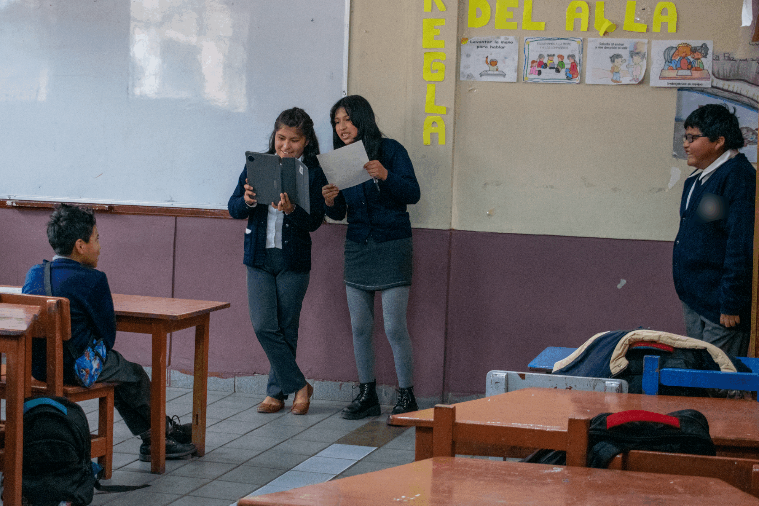 Espacios de reflexión con madres, padres y cuidadores, donde adquieren recursos y consejos para orientar a sus hijas e hijos en la prevención situaciones de violencia digital y de contención a estos casos en el entorno familiar.